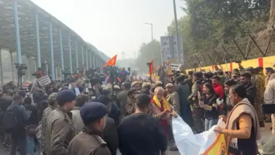 Photo of दिल्ली में बांग्लादेश उच्चायोग के बाहर एक हिंदू व्यक्ति की पीट-पीटकर हत्या के विरोध में भारी जन प्रदर्शन