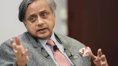 Photo of शशि थरूर ने आयोजकों पर कटाक्ष करते हुए ‘वीर सावरकर पुरस्कार’ ठुकरा दिया