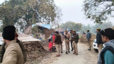 Photo of प्रयागराज में सनसनीखेज ट्रिपल मर्डर: 10 बिस्वा जमीन के लिए बेटे ने पिता, बहन और भांजी को कुल्हाड़ी से काटा, शव कुएं में फेंके