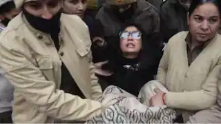 Photo of ईडी की I-PAC पर छापेमारी: दिल्ली से कोलकाता तक टीएमसी का विरोध, महुआ मोइत्रा सहित सांसद हिरासत में