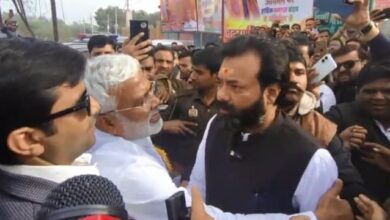 Photo of महोबा में हंगामा: जलशक्ति मंत्री का काफिला रोका, विधायक-समर्थकों से झड़प, मंत्री बोले- ‘लापरवाही मिली तो अफसर निलंबित’