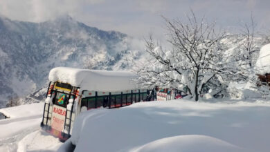 Photo of कश्मीर में ताजा बर्फबारी से सड़क और रेल यातायात बाधित