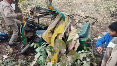Photo of आगरा: तेज रफ्तार ट्रक ने दो यात्री ऑटो को टक्कर मारी ,चार धाम से लौट रहे 5 तीर्थयात्रियों की मौत, 8 घायल