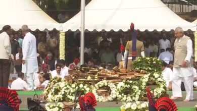 Photo of अजित पवार का बारामती में पूर्ण राजकीय सम्मान के साथ अंतिम संस्कार: लाखों समर्थकों ने दी अंतिम विदाई