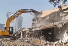 Photo of दिल्ली के तुर्कमान गेट स्थित फैज़-ए-इलाही मस्जिद के पास हिंसक झड़पों के एक दिन बाद विध्वंस अभियान फिर से शुरू