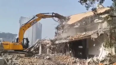 Photo of दिल्ली के तुर्कमान गेट स्थित फैज़-ए-इलाही मस्जिद के पास हिंसक झड़पों के एक दिन बाद विध्वंस अभियान फिर से शुरू