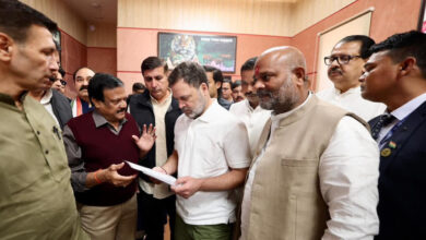 Photo of राहुल गांधी ने इंदौर के भागीरथपुरा में मरीजों और पीड़ितों के परिवारों से मुलाकात की