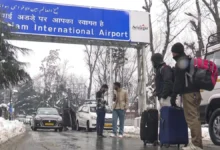 Photo of भारी बर्फबारी और खराब मौसम के कारण श्रीनगर हवाई अड्डे पर लगभग 50 उड़ानें रद्द