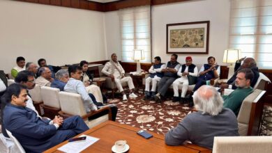 Photo of संसद लाइव: इंडिया गठबंधन के फ्लोर लीडर्स की मल्लिकार्जुन खड़गे से मुलाकात, सदन रणनीति पर मंथन
