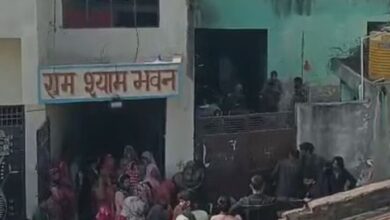 Photo of मथुरा में सामूहिक आत्महत्या: एक परिवार के 5 सदस्यों ने खाया जहर, दीवार पर लिखा ‘अपनी इच्छा से कर रहा हूं आत्महत्या’