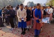 Photo of यूपी बोर्ड परीक्षाओं का शानदार आगाज: परीक्षा केंद्रों पर फूलों की वर्षा और टीका लगाकर छात्रों का स्वागत!