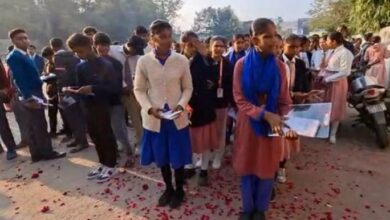 Photo of यूपी बोर्ड परीक्षाओं का शानदार आगाज: परीक्षा केंद्रों पर फूलों की वर्षा और टीका लगाकर छात्रों का स्वागत!