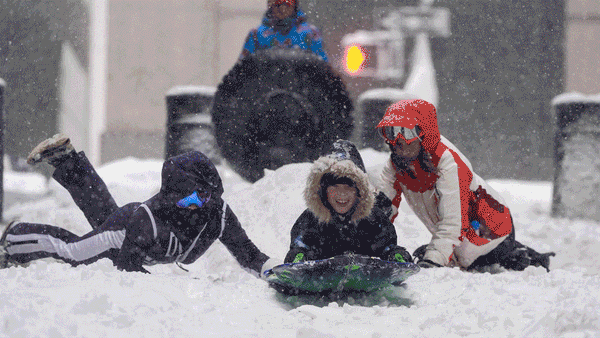 Photo of अमेरिका में भीषण बर्फीला तूफान: 10,000 से ज्यादा उड़ानें रद्द, न्यूयॉर्क-बोस्टन में इमरजेंसी