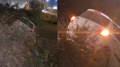 Photo of ग्रेटर नोएडा में खुले नाले में गिरी स्विफ्ट कार, ड्राइवर और साथी बाल-बाल बचे; बैरिकेडिंग नहीं लगी