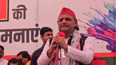 Photo of सैफई में फूलों वाली होली की धूम: अखिलेश यादव ने परिवार संग मनाया उत्सव