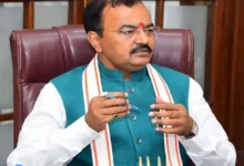 Photo of यूपी: डिप्टी सीएम केशव प्रसाद मौर्य के हेलीकॉप्टर की इमरजेंसी लैंडिंग, केबिन में भर गया धुआं; बाल-बाल बचे