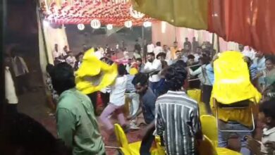 Photo of मऊ शादी में बवाल: फोटो खिंचवाने पर बाराती-घराती भिड़े, कुर्सियां चलीं, कई घायल