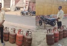 Photo of एलपीजी संकट: बेटी की शादी से पहले अमेठी में पिता दिनभर लाइन में, फिर भी नहीं मिला सिलेंडर; लकड़ी के चूल्हे पर बनी मिठाई