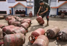 Photo of सरकार का कहना है कि एलपीजी की बुकिंग के लिए घबराहट की कोई जरूरत नहीं, संकट की आशंका से इनकार किया