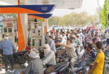 Photo of उत्तरप्रदेश: गोंडा में पेट्रोल पंपों पर लंबी लम्बी कतारें, हुई झड़प
