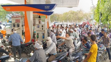 Photo of उत्तरप्रदेश: गोंडा में पेट्रोल पंपों पर लंबी लम्बी कतारें, हुई झड़प
