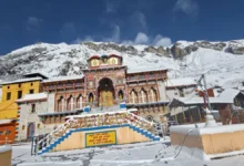 Photo of उत्तराखंड के चमोली में बद्रीनाथ मंदिर बर्फ की सफेद चादर से ढक गया