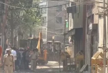 Photo of दिल्ली: उत्तम नगर में होली हत्याकांड पर कार्रवाई के दौरान एमसीडी ने आरोपी की संपत्ति को बुलडोजर से ध्वस्त किया
