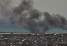 Photo of कुवैत का कहना है कि ड्रोन हमले के कारण तेल रिफाइनरी में भीषण आग लग गई,