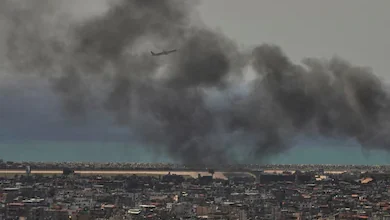 Photo of कुवैत का कहना है कि ड्रोन हमले के कारण तेल रिफाइनरी में भीषण आग लग गई,