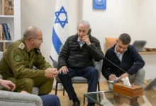 Photo of मौत की अफवाहों के बीच बेंजामिन नेतन्याहू के कार्यालय ने इजरायली प्रधानमंत्री की एक नई तस्वीर पोस्ट की