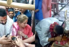 Photo of उज्जैन: महाकालेश्वर मंदिर में पूजा करने पहुंचे अक्षय कुमार, बोले- पूरे देश के लिए की प्रार्थना