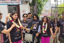 Photo of तलाक के बाद ढोल-नगाड़े और आतिशबाजी से बेटी का स्वागत, मेरठ में पिता ने कचहरी में किया डांस