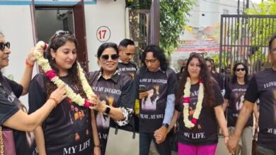 Photo of तलाक के बाद ढोल-नगाड़े और आतिशबाजी से बेटी का स्वागत, मेरठ में पिता ने कचहरी में किया डांस