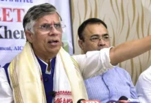 Photo of असम पुलिस पहुंची पवन खेड़ा के घर, हिमंत सरमा की पत्नी रिनिकी के खिलाफ पासपोर्ट आरोप पर FIR