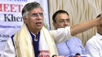 Photo of असम पुलिस पहुंची पवन खेड़ा के घर, हिमंत सरमा की पत्नी रिनिकी के खिलाफ पासपोर्ट आरोप पर FIR