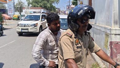 Photo of वाराणसी: गंगा में बियर पार्टी का मामला, पुलिस ने एक आरोपी को गिरफ्तार किया