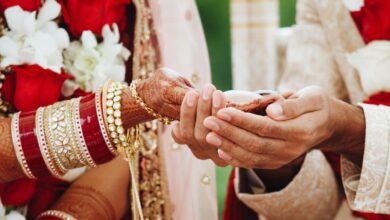 Photo of शाहजहाँपुर: शादी का झांसा देने वाले सिपाही की एसपी ने मंदिर में रचाई शादी, वीडियो वायरल