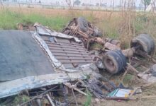 Photo of बारात से लौट रही बस और ट्रक में भीषण टक्कर, 6 बारातियों की मौत, 13 घायल