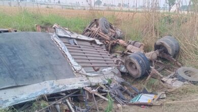 Photo of बारात से लौट रही बस और ट्रक में भीषण टक्कर, 6 बारातियों की मौत, 13 घायल
