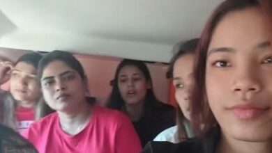 Photo of गोरखपुर पुलिस की सराहनीय मदद: बेंगलुरु से सिलीगुड़ी जा रही 6 युवतियों का रिफंड कराया किराया, सुरक्षित बस से किया रवाना