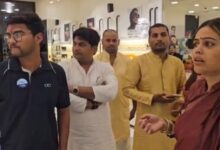 Photo of मुस्लिम बीजेपी नेता ने लेंसकार्ट स्टोर में घुसकर लगाया तिलक: बिंदी-हिजाब विवाद में हंगामा