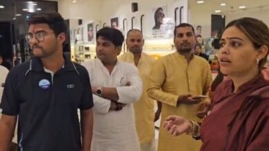 Photo of मुस्लिम बीजेपी नेता ने लेंसकार्ट स्टोर में घुसकर लगाया तिलक: बिंदी-हिजाब विवाद में हंगामा