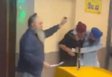 Photo of जर्मनी के गुरुद्वारे में हिंसक झड़प: किरपान निकले, उड़ीं पगड़ियां, चली गोली