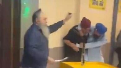 Photo of जर्मनी के गुरुद्वारे में हिंसक झड़प: किरपान निकले, उड़ीं पगड़ियां, चली गोली
