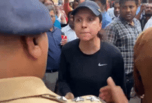 Photo of “यहाँ से निकल जाओ, ट्रैफिक जाम कर रहे हो”: मुंबई में भाजपा मंत्री से भिड़ी महिला