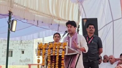 Photo of “गाड़ी में AC नहीं चलाता, जेब में प्याज रखता हूं” – ज्योतिरादित्य सिंधिया का अनोखा देसी नुस्खा