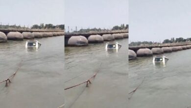Photo of गुटखा खाने उतरा ड्राइवर, बिना ब्रेक लगाए छोड़ी बोलेरो – पांटून ब्रिज से गंगा में गिरी गाड़ी
