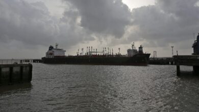 Photo of हॉर्मुज पर अमेरिकी ब्लॉकेड के बावजूद मुंबई पहुंच रहे ऑयल और LPG टैंकर, जानिए कैसे हो रहा है यह संभव