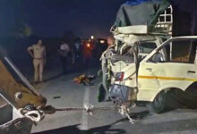 Photo of आंध्र प्रदेश के कुरनूल में कार और लॉरी की टक्कर में 8 लोगों की मौत, 12 घायल