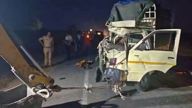 Photo of आंध्र प्रदेश के कुरनूल में कार और लॉरी की टक्कर में 8 लोगों की मौत, 12 घायल